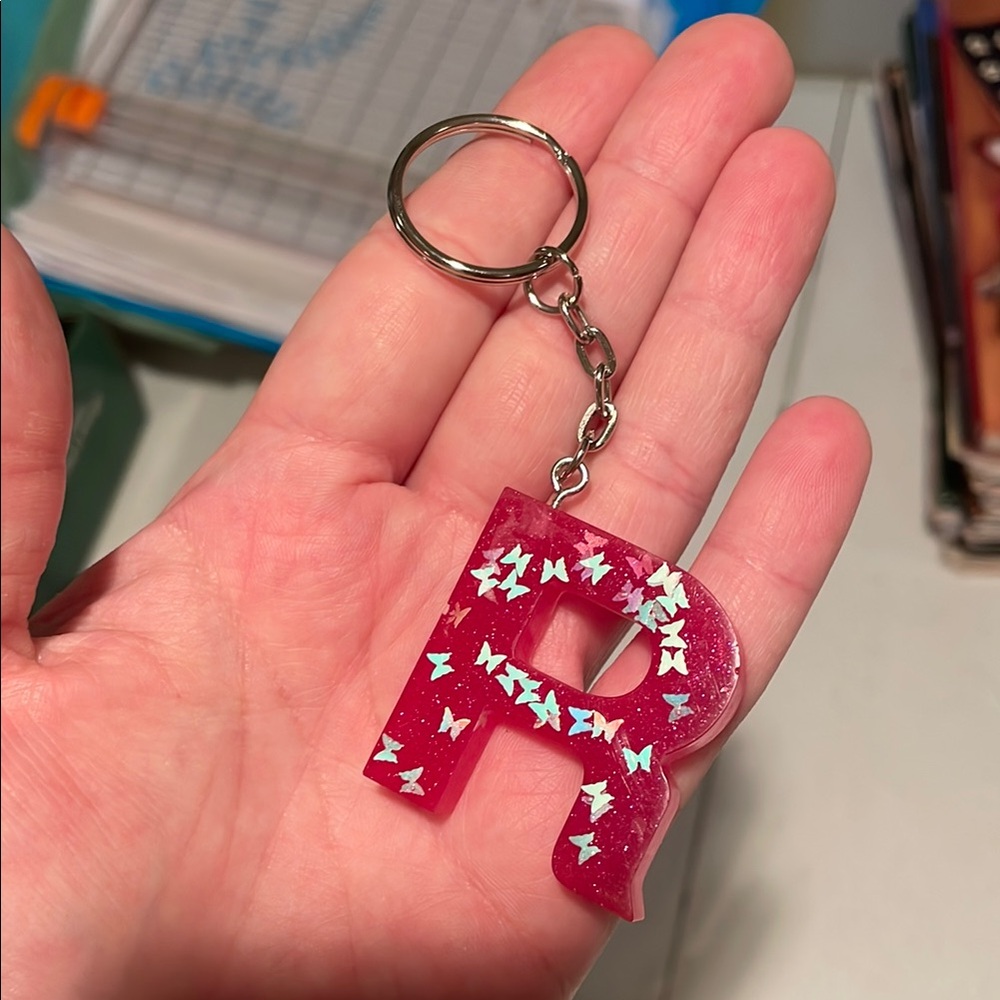 Red Glitter Letter Keychain R - Picture 7 of 7
